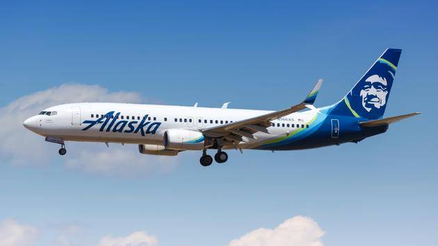 Alaska Airlines Puts Top Executives To Work – Moving Baggage